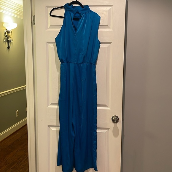 NWT XL blue pants suit. Bright blue half full sleeve button and zip back. - Picture 4 of 5